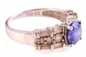 Ezüst(Ag) gyűrű, kék kővel, jelzett, méret: 61, bruttó: 5 g