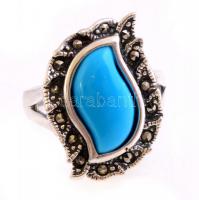 Ezüst(Ag) gyűrű, szintetikus kék kővel, markazittal, jelzett, méret: 55, bruttó: 7,09 g