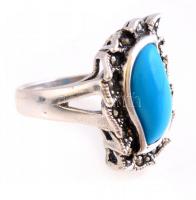 Ezüst(Ag) gyűrű, szintetikus kék kővel, markazittal, jelzett, méret: 55, bruttó: 7,09 g