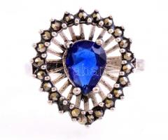 Ezüst(Ag) csepp alakú gyűrű, szintetikus kék kővel, markazittal, jelzett, méret: 55, bruttó: 3,63 g