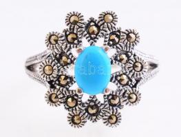 Ezüst(Ag) szintetikus kék kővel és markazittal díszített gyűrű, jelzett, méret: 54, bruttó: 6,33 g