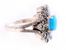 Ezüst(Ag) szintetikus kék kővel és markazittal díszített gyűrű, jelzett, méret: 54, bruttó: 6,33 g