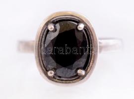 Ezüst(Ag) ovális gyűrű, fekete kővel, jelzett, méret: 54, bruttó: 4,53 g