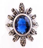 Ezüst(Ag) virágos gyűrű, kék kővel, jelzett, méret: 55, bruttó: 5,89 g