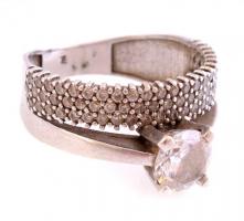 Ezüst(Ag) karika-soliter gyűrű, jelzett, méret: 56, bruttó: 3,69 g