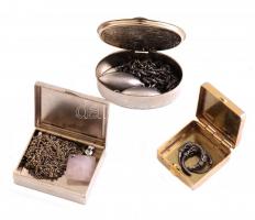 3 db porcelán betétes kis ékszeres doboz, benne bizsukkal