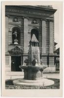 Pécs, Zsolnay Vilmos eozin kútja a Széchenyi téren. photo