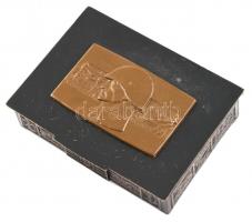 "Emlékül a szocialista haza fegyveres szolgálatáért a Magyar Népköztársaság Honvédelmi Miniszterétől" fém doboz domborművel, 9×12×3,5 cm