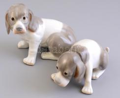 Porcelán kutya, 2 db, kézzel festett, jelzés nélkül, kis kopásnyomokkal, h: 13 cm