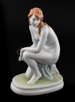 Zsolnay porcelán térdelő női akt, kézzel festett, jelzett, apró mázhibákkal, m: 23 cm