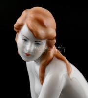 Zsolnay porcelán térdelő női akt, kézzel festett, jelzett, apró mázhibákkal, m: 23 cm