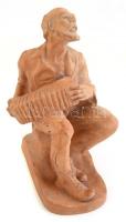 Harmonikázó férfi, kerámia szobor, jelzett, kopásnyomokkal, m: 24 cm, h. 17 cm