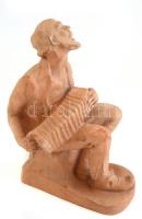 Harmonikázó férfi, kerámia szobor, jelzett, kopásnyomokkal, m: 24 cm, h. 17 cm