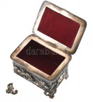 Vadállatokkal és orientális jelenetekkel plasztikusan díszített, belsejében szövettel bélelt ezüstöz...