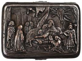 Vadállatokkal és orientális jelenetekkel plasztikusan díszített, belsejében szövettel bélelt ezüstöz...