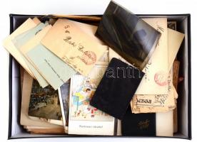 cca 1930 Cipősdoboznyi családi levelezés, képeslapok, iratok, levelek