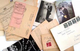 cca 1930 Cipősdoboznyi családi levelezés, képeslapok, iratok, levelek