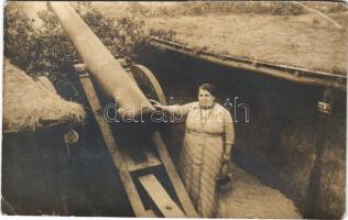 Első világháborús osztrák-magyar fegyverszünet idején, hölgy álcázott ágyúval a lövészárokban / WWI K.u.K. military, lady with a cannon in the trench. photo (EK)