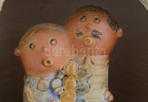 Kiss Roóz Ilona (1920-2010): Éneklő pár, Mázas kerámia, kézzel festett, jelzett, hibátlan, m: 21 cm,...