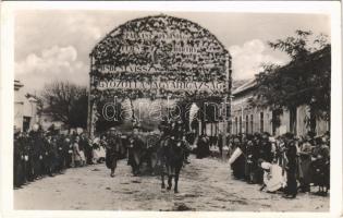 1938 Párkány, Stúrovo; bevonulás, díszkapu, magyar zászló / entry of the Hungarian troops, decorated gate, Hungarian flag (ragasztónyom / gluemark)