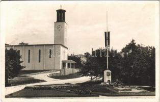 1942 Balatonboglár, Római katolikus templom, Országzászló, irredenta virágágy (EK)
