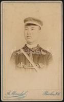 cca 1900 Kínai katona, keményhátú fotó A. Mandel berlini műterméből, 10,5×6,5 cm