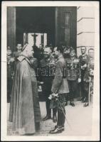 1944 Sáska Elemér ezredes fogadja Hász István tábori püspököt, fotó, hátoldalon feliratozva, felületén törésnyomok, kis szakadással, 18×12,5 cm