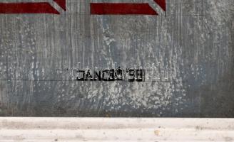 Jancsó Tibor (1951-): Más időket élünk, 1998. Olaj, farost, karton applikációk (óramutatók). Egyik ó...