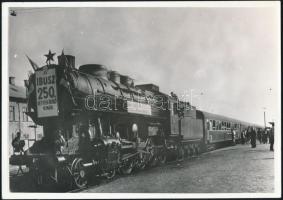 A MÁVAG 6000. gőzmozdonya, fotó, felületén ragasztásnyommal, 18×24 cm + IBUSZ 250. hétvégi üdülővona...