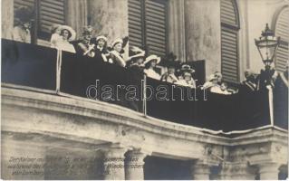 1915 Der Kaiser mit den Mitglieder der Kaiserhauses während der Huldigung anläßlich der Wiederoberung von Lemberg in Schönbrunn 24/5. 1915 / Emperor Franz Joseph I, Charles I of Austria, Zita and the members of the royal house during the homage on the occasion of the reconquest of Lviv in Schönbrunn, Vienna