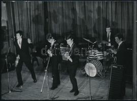 cca 1965-1970 Gemini együttes színpadon, 13x18 cm