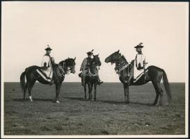cca 1937 Hortobágyi csikósok, a Magyar Film Iroda pecsétjével ellátott vintage fotó, 12,5x17 cm