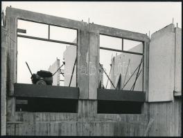 cca 1976 Gebhardt György (1910-1993) budapesti fotóművész hagyatékából, jelzés nélküli vintage fotóművészeti alkotás (építkezésen), 17,8x23,6 cm