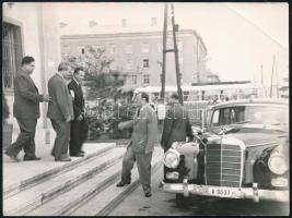 cca 1962 Kádár János politikus Dunaújvárosba érkezik Mercedes autóval, a jelzés nélküli, vintage riportfotó sarkán törésvonal, 9x12 cm