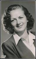 cca 1939 Muráti Lili (1911-2003) színésznő, Inkey Tibor (1908-1998) budapesti fényképész, fotóriporter, fotóművész műtermében, vintage fotó, 23,6x14,6 cm