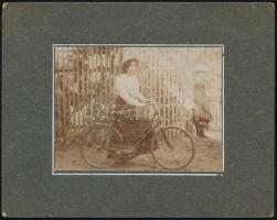 cca 1920 Kerékpáros hölgy, vintage fotó, 8,5x11,5 cm, karton 15x18 cm