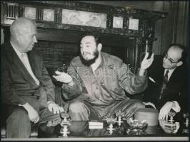 cca 1960 Fidel Castro kubai politikus, 1 db fotó + 1 db negatív, amely nincs összefüggésben a papírképpel, 18x24 cm és 6x4,5 cm