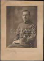 1918 Mai és Társa fényképészeti műtermében készült, vintage katonai fotó, 18,5x14 cm, karton 26,8x19,2 cm