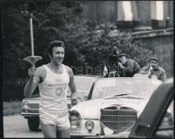 1972 Németh Ferenc (1936-) olimpiai bajnok öttusázó az olimpiai lánggal fut, pecséttel jelzett sajtófotó (Magyar Hírek), a hátoldalon feliratozva, 13x16 cm