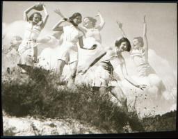 cca 1936 Mozgásművészeti kompozíció a szabadban, felvételi fotómontázs NEGATÍVON, Szentpál Olga iskolájának táncosai, 4x5,3 cm