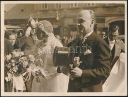 cca 1939 Czvek Gyula fotóriporter pecsétjével jelzett, vintage fotó egy esküvőről, 18x24 cm
