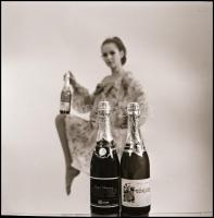 cca 1968 Különféle termékek reklámja (konyhai eszközök, szemüveg, porszívó, keksz, cigaretta, italok...