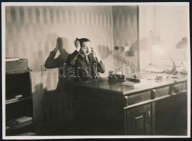 cca 1933 Kinszki Imre (1901-1945) budapesti fotóművész hagyatékából, jelzés nélküli vintage fotó (kolléga a hivatalból), 6x8,4 cm
