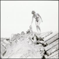 cca 1984 A műteremből ki a szabadba - több fotómodell közreműködésével készült akt felvételek, Menes...