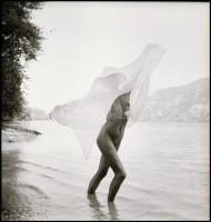cca 1979 Bújócska, fogócska a vízparton, Menesdorfer Lajos (1941-2005) budapesti fotóművész hagyatékából, 1 db vintage NEGATÍV, 6x6 cm