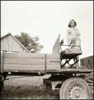 cca 1982 Fotótréning a tanyán, Menesdorfer Lajos (1941-2005) budapesti fotóművész hagyatékából, 5 db...