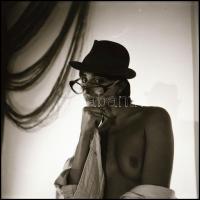 A női kalapok alatt születnek a legpajzánabb gondolatok, Menesdorfer Lajos (1941-2005) budapesti fot...