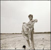 cca 1983 DilEmma a pörgős szoknyában: levegyem, vagy ne vegyem csak pörgessem? Menesdorfer Lajos (19...