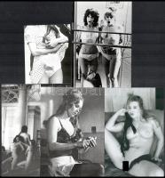 Hölgyek bugyiban és melltartóban, vagy ezek nélkül, szolidan erotikus fényképek, 5 db vintage fotó és/vagy mai nagyítás, 10,1x8 cm és 15,2x11 cm