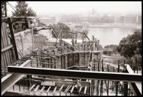 1985 Buda, a Sikló építése, 75 db vintage NEGATÍV, 24x36 mm